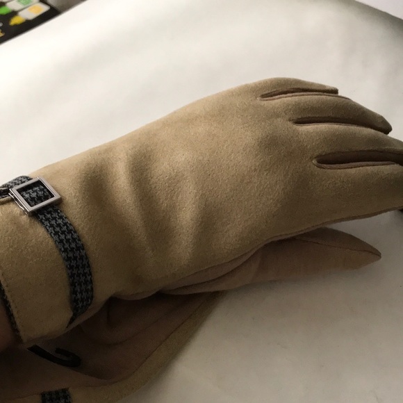 Beige touch screen gloves - Picture 3 of 5